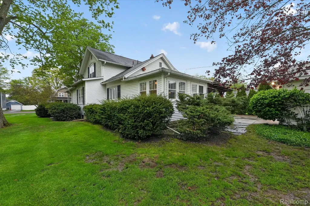 516 W Washington Street Howell City MI 48843