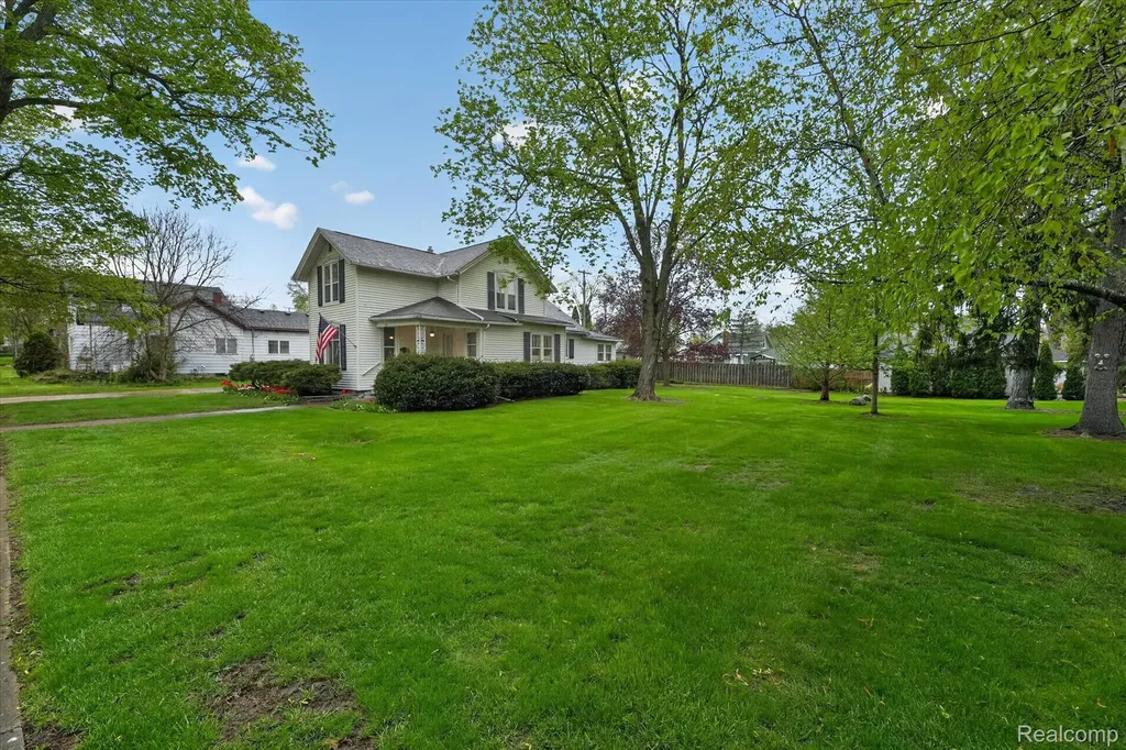 516 W Washington Street Howell City MI 48843