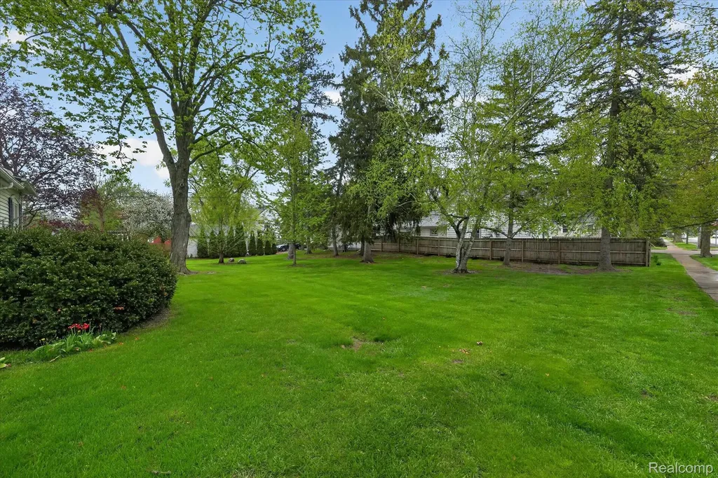 516 W Washington Street Howell City MI 48843