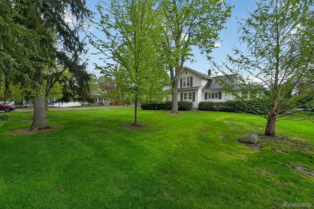 516 W Washington Street Howell City MI 48843