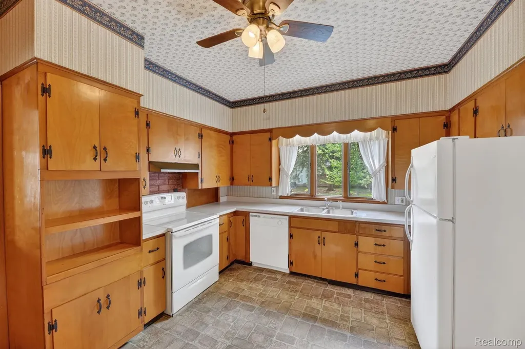 516 W Washington Street Howell City MI 48843