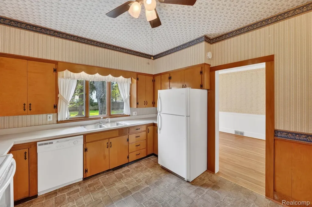 516 W Washington Street Howell City MI 48843