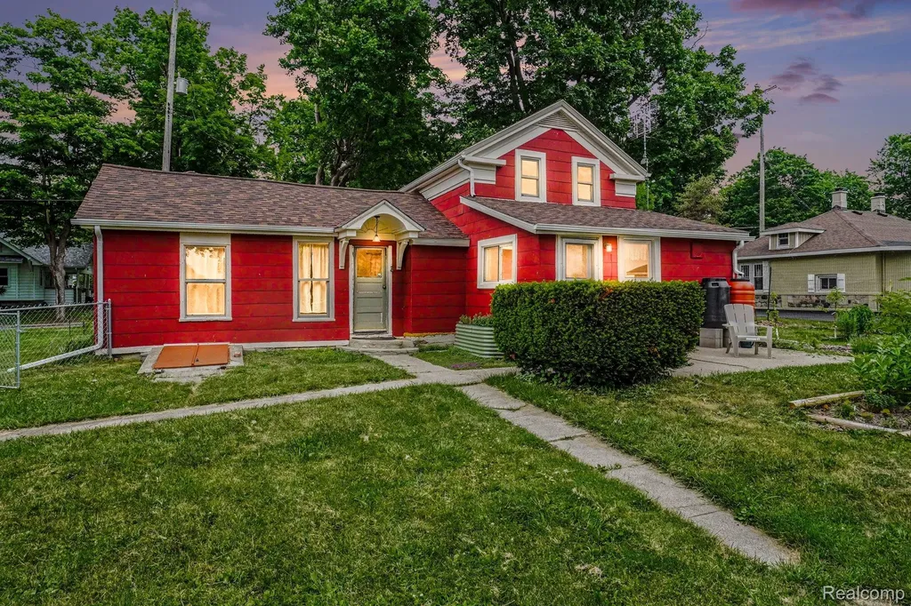 302 Hadley Street Holly Village MI 48442