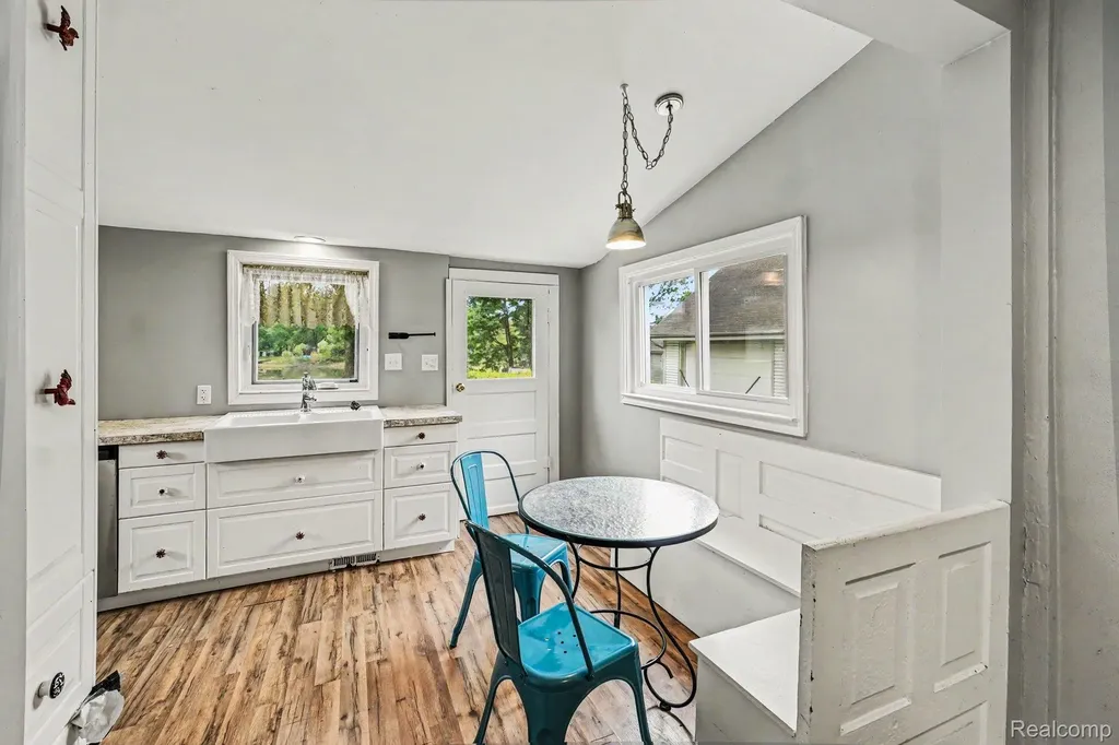 302 Hadley Street Holly Village MI 48442