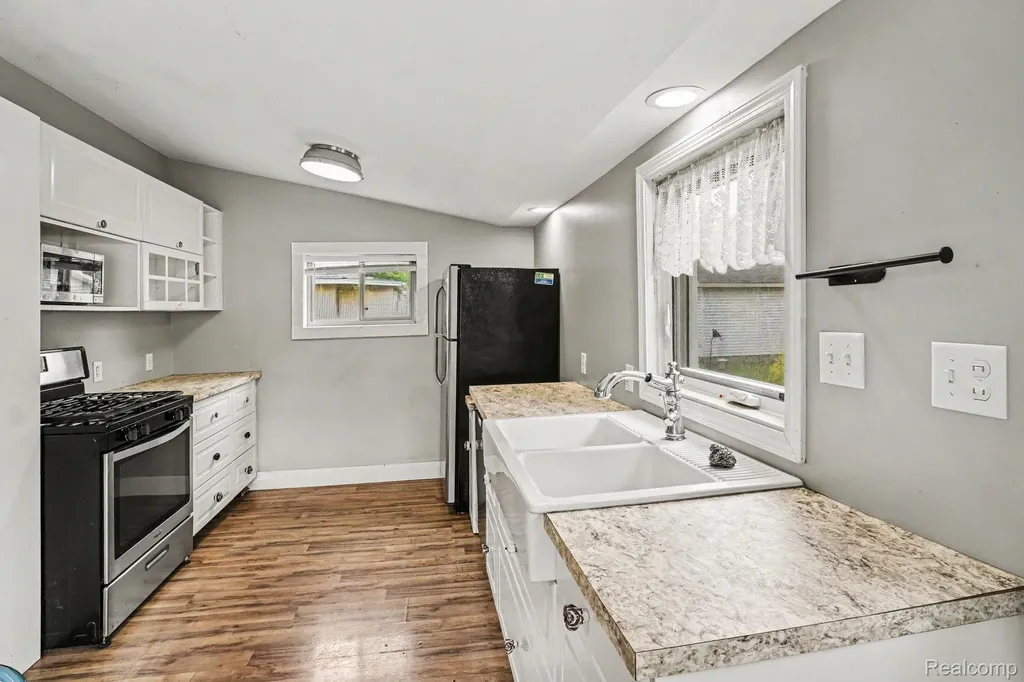 302 Hadley Street Holly Village MI 48442