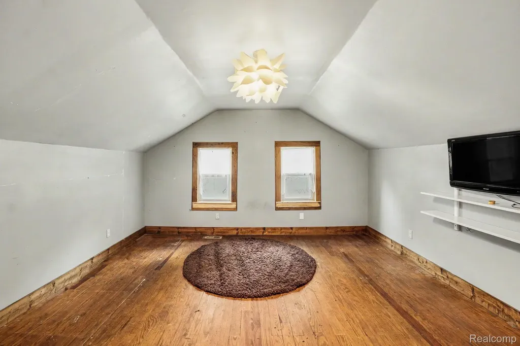 302 Hadley Street Holly Village MI 48442