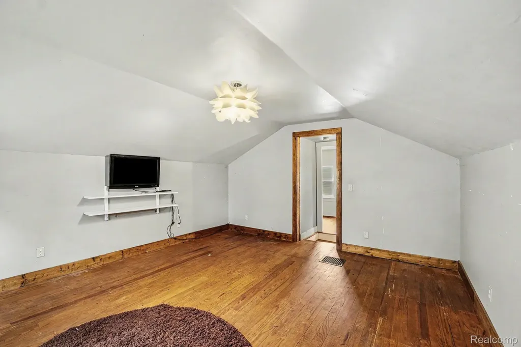 302 Hadley Street Holly Village MI 48442