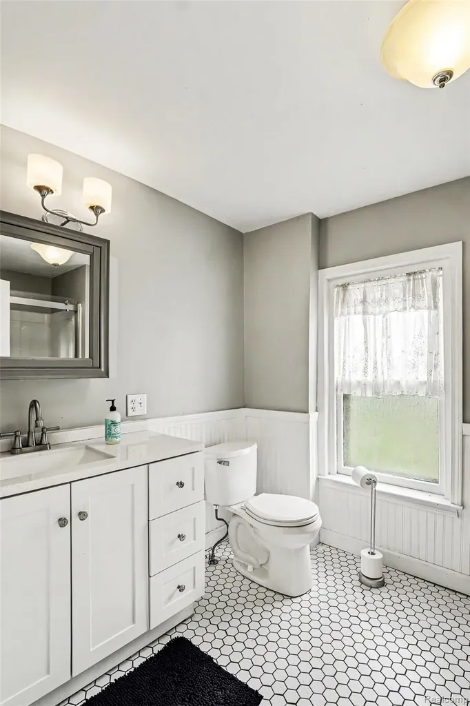 302 Hadley Street Holly Village MI 48442