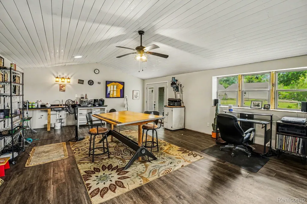 302 Hadley Street Holly Village MI 48442