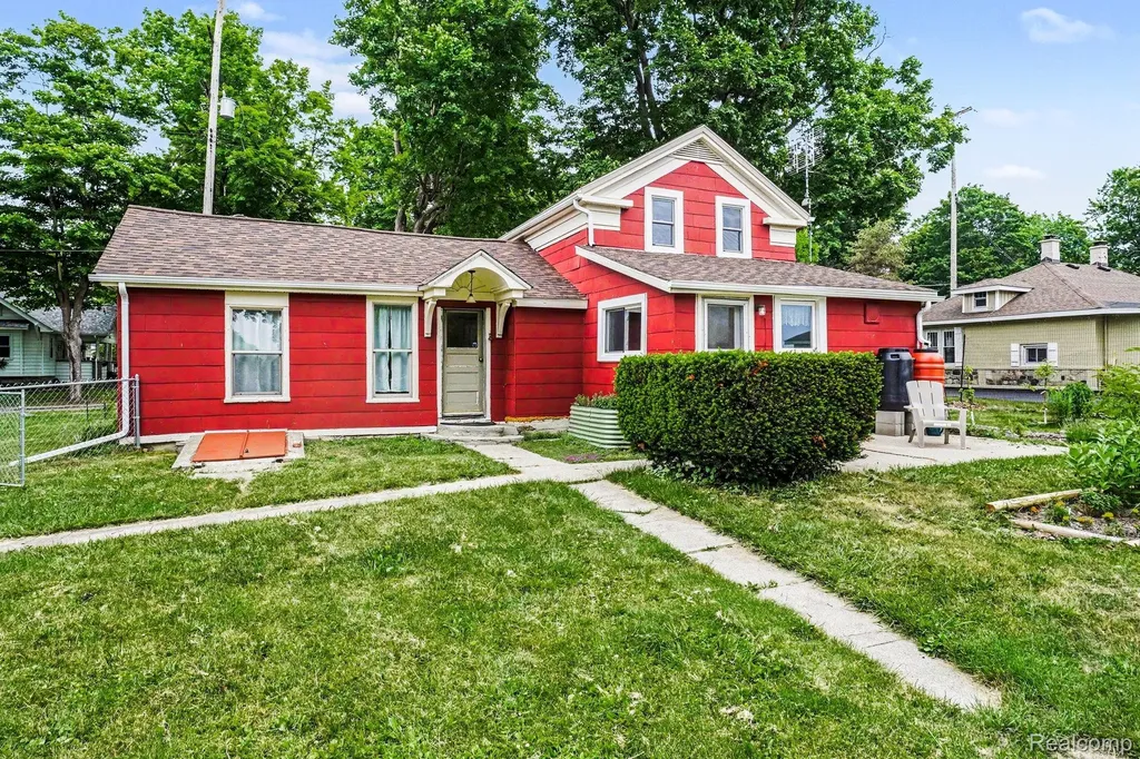 302 Hadley Street Holly Village MI 48442