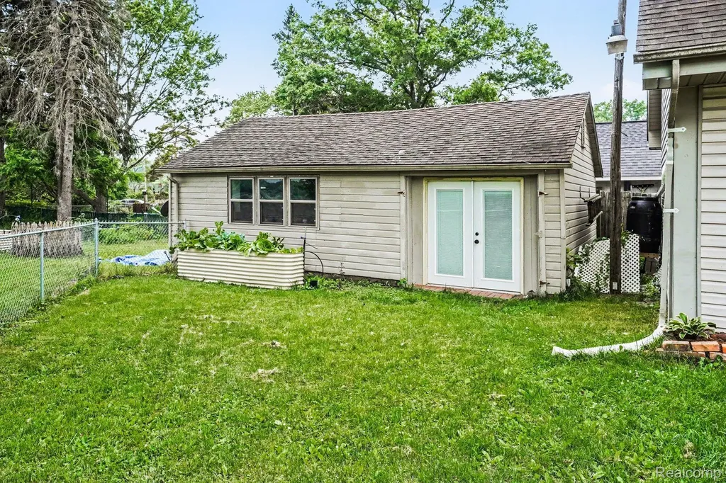 302 Hadley Street Holly Village MI 48442