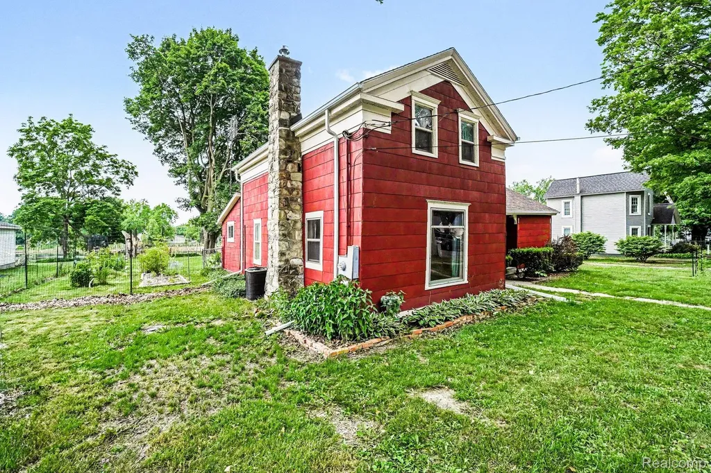 302 Hadley Street Holly Village MI 48442