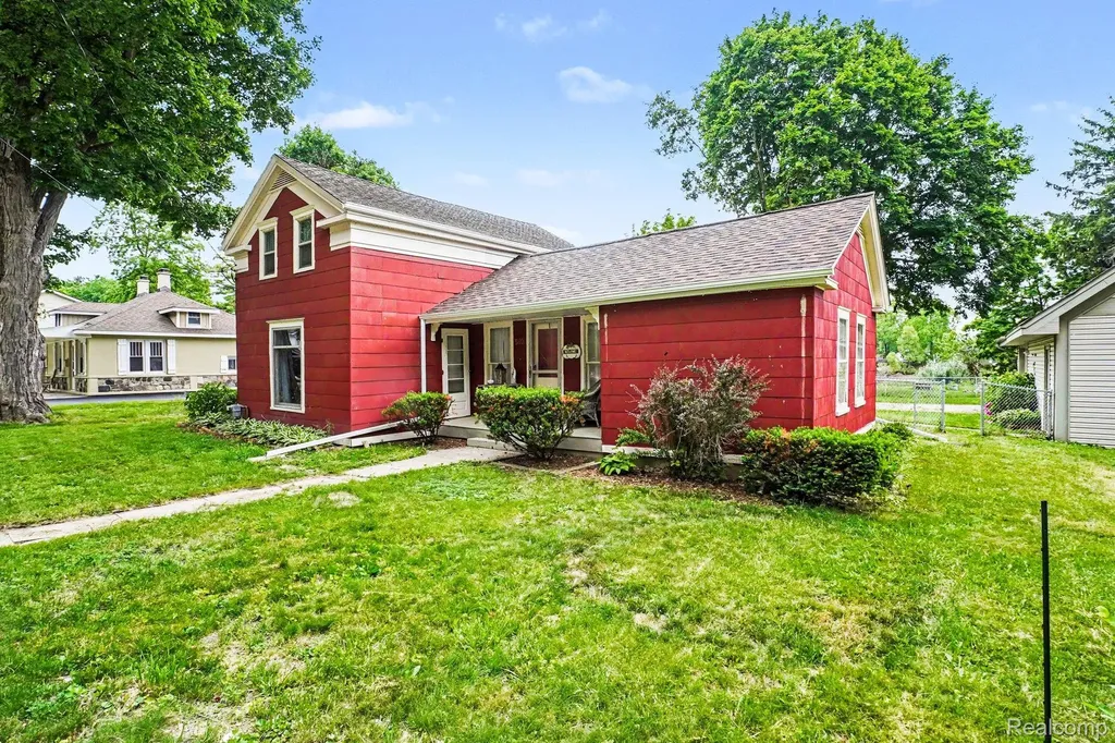 302 Hadley Street Holly Village MI 48442