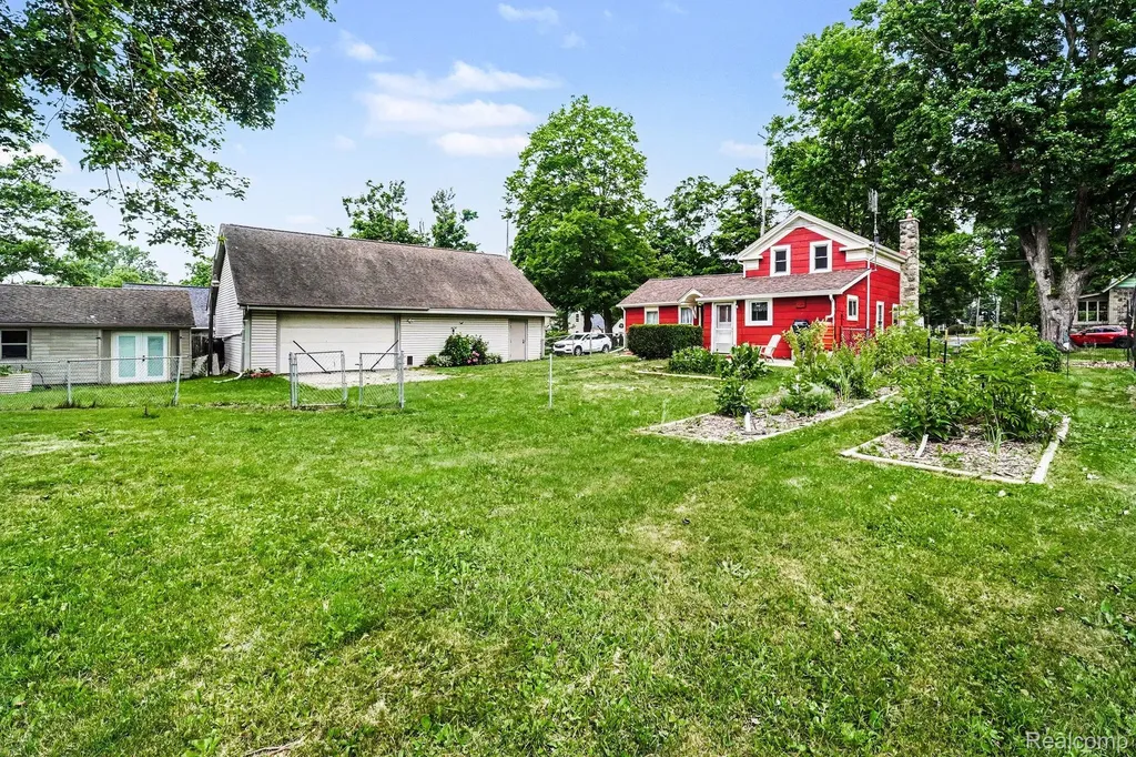 302 Hadley Street Holly Village MI 48442