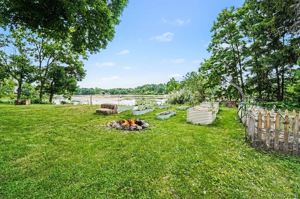 302 Hadley Street Holly Village MI 48442