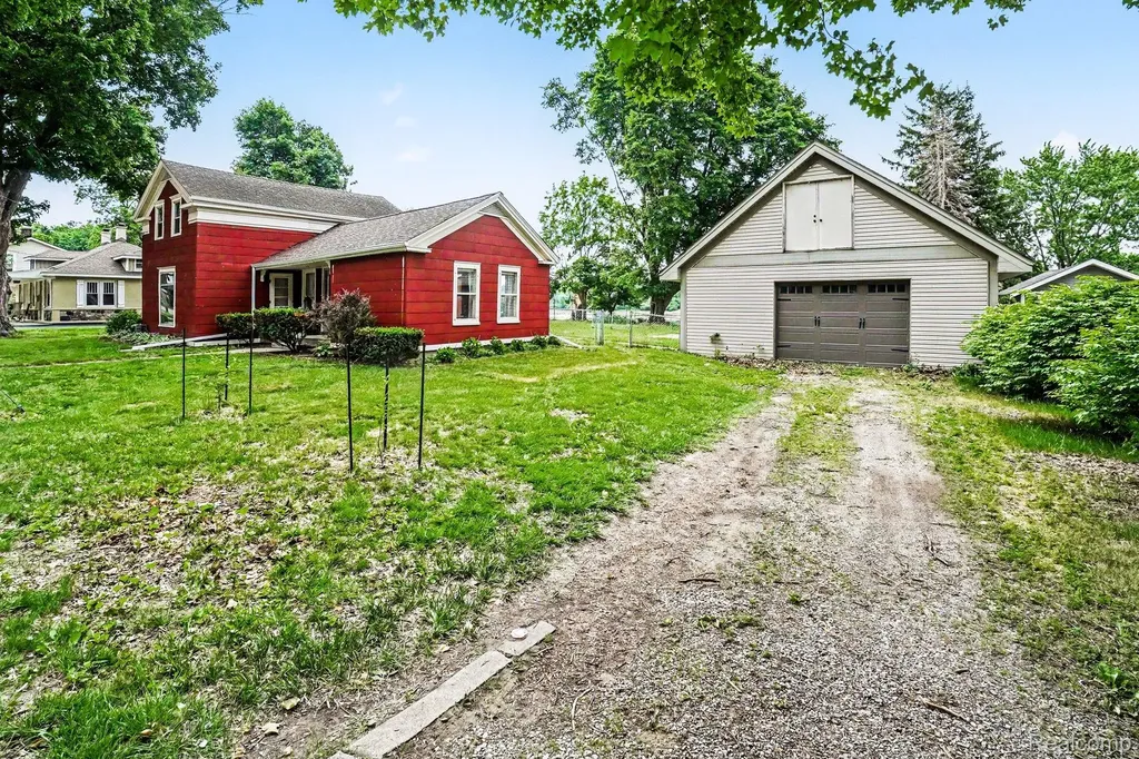 302 Hadley Street Holly Village MI 48442