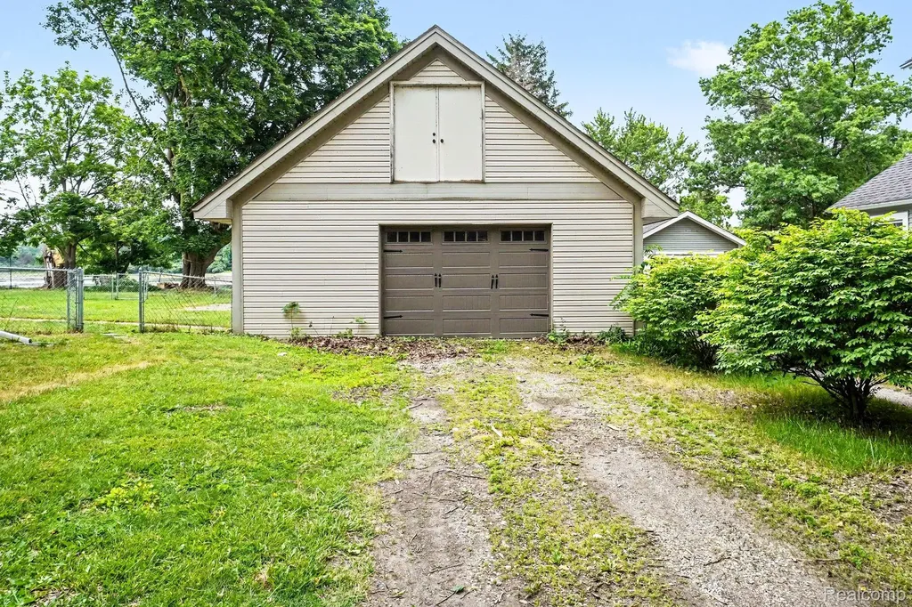 302 Hadley Street Holly Village MI 48442