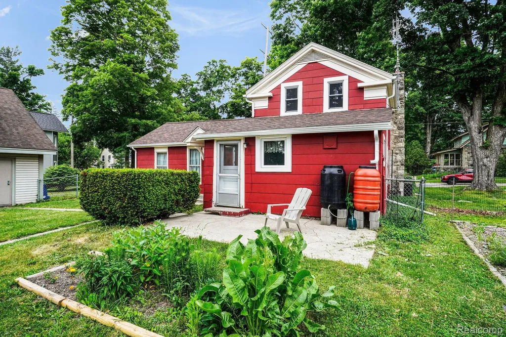 302 Hadley Street Holly Village MI 48442