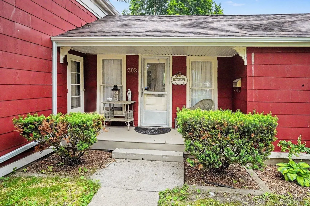 302 Hadley Street Holly Village MI 48442
