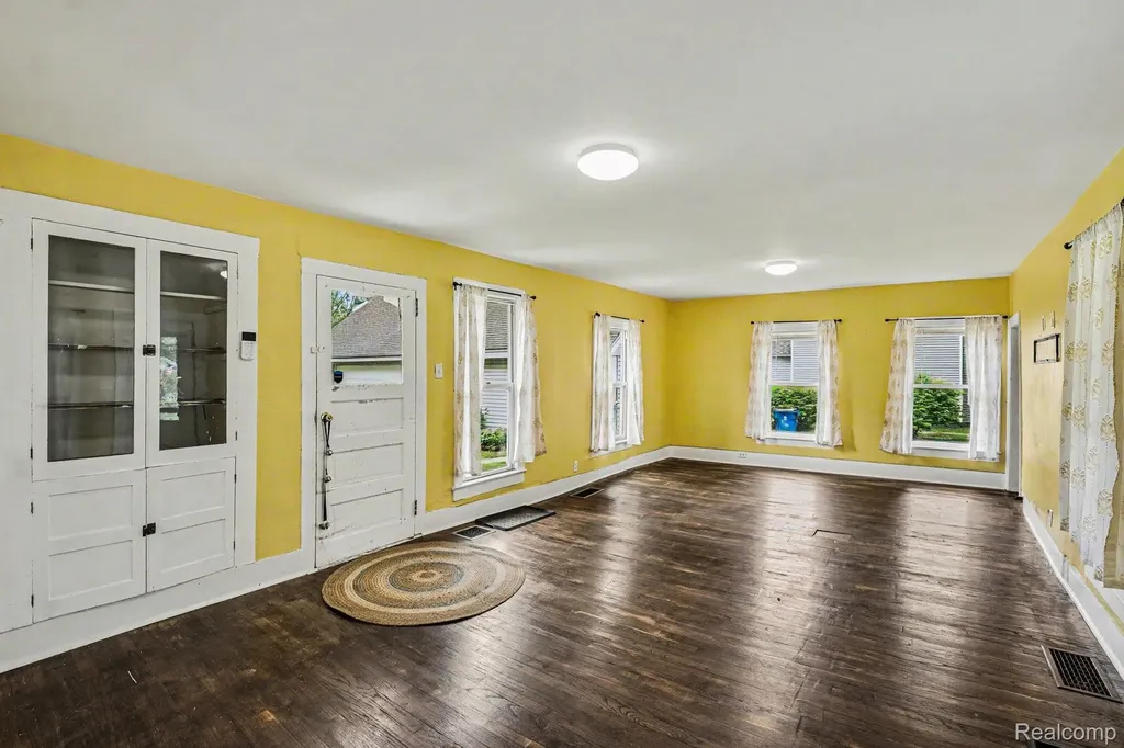 302 Hadley Street Holly Village MI 48442