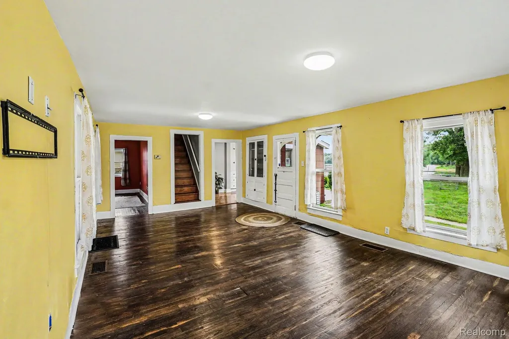 302 Hadley Street Holly Village MI 48442