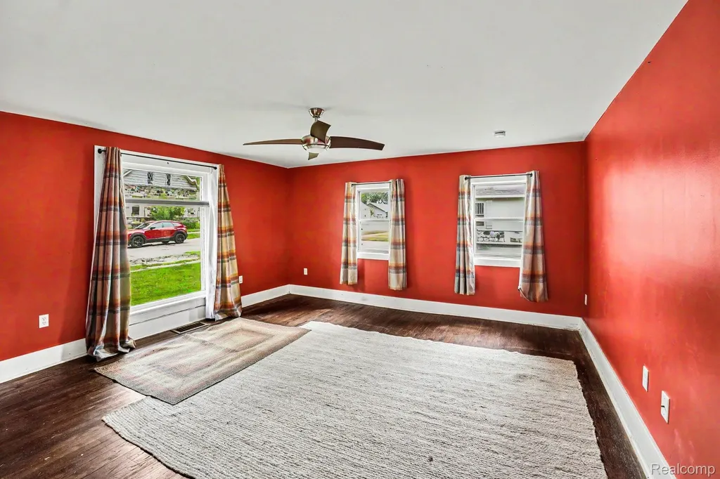 302 Hadley Street Holly Village MI 48442