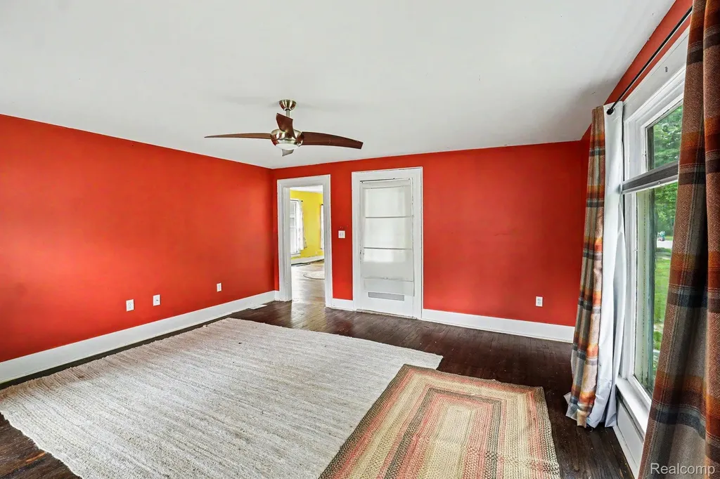 302 Hadley Street Holly Village MI 48442