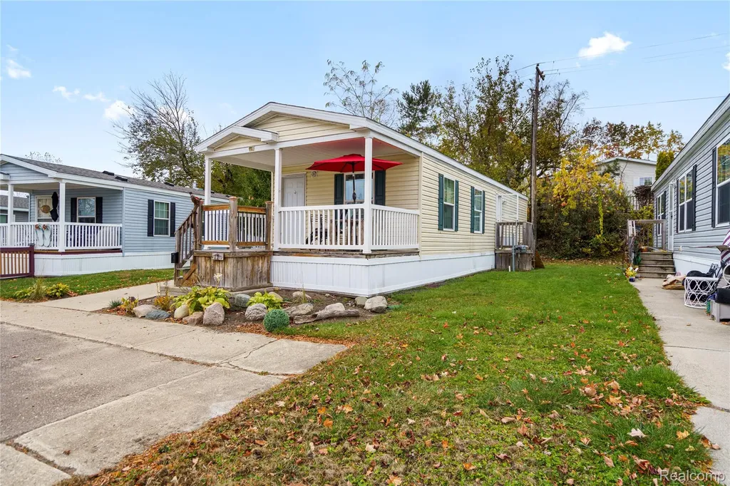 75 Woodridge Court White Lake Charter Township MI 48386