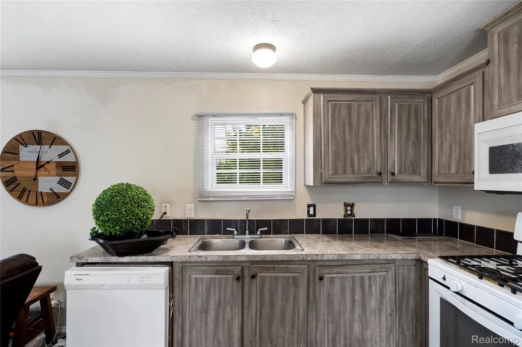 75 Woodridge Court White Lake Charter Township MI 48386