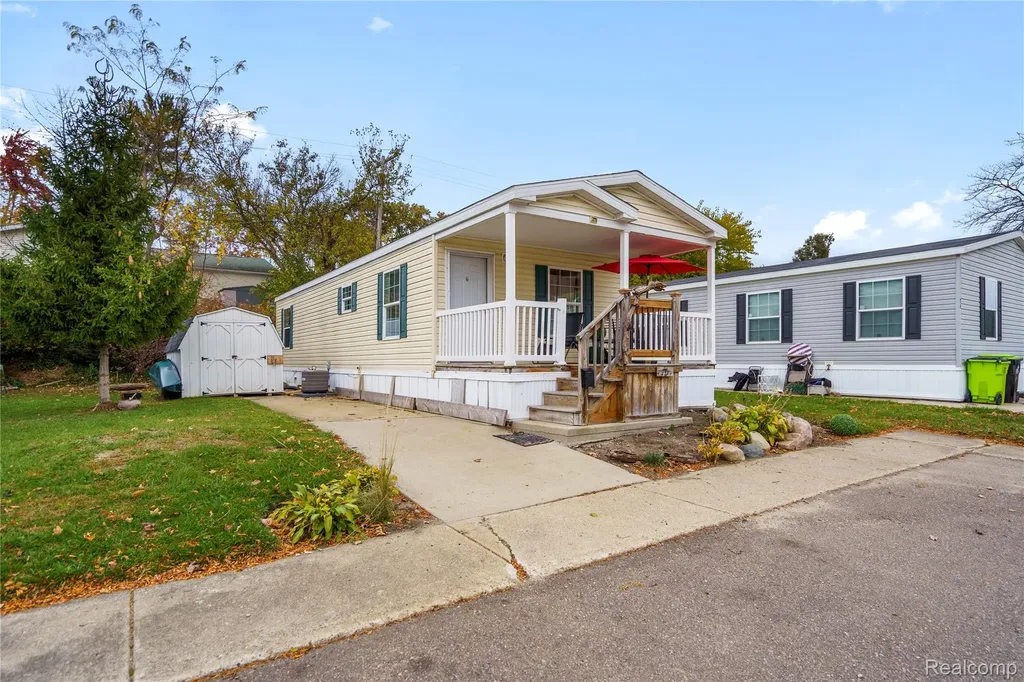75 Woodridge Court White Lake Charter Township MI 48386
