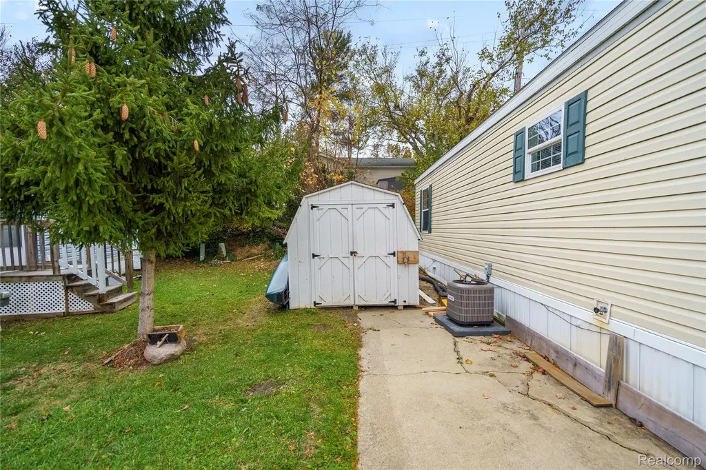 75 Woodridge Court White Lake Charter Township MI 48386