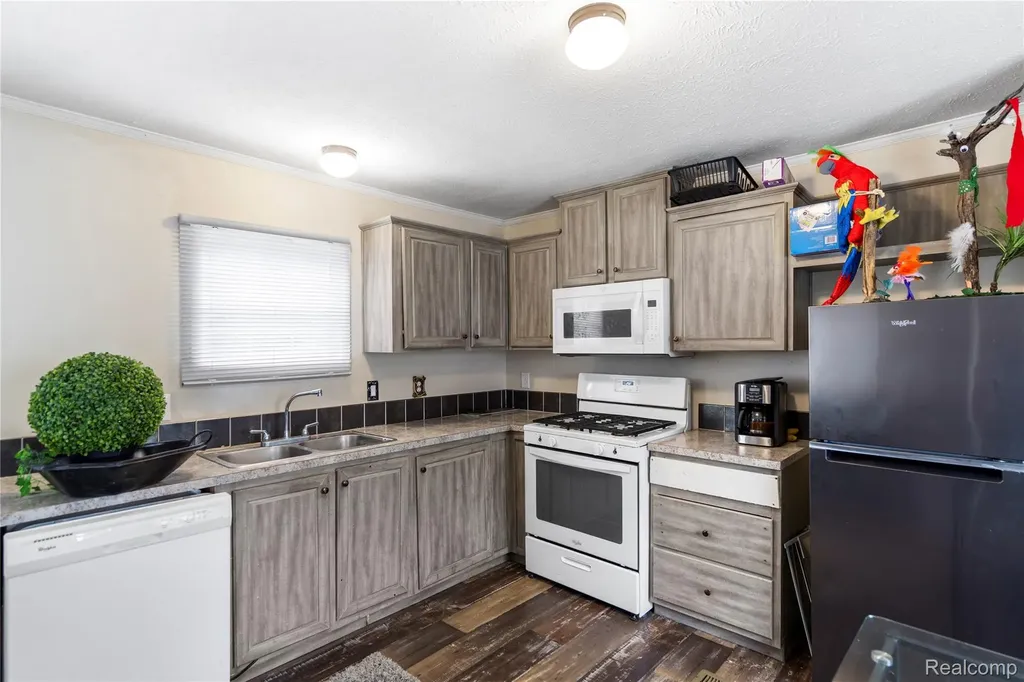 75 Woodridge Court White Lake Charter Township MI 48386