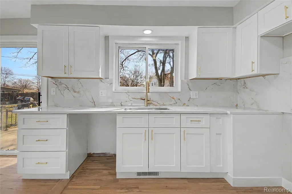 22640 Cedar Court Hazel Park City MI 48030
