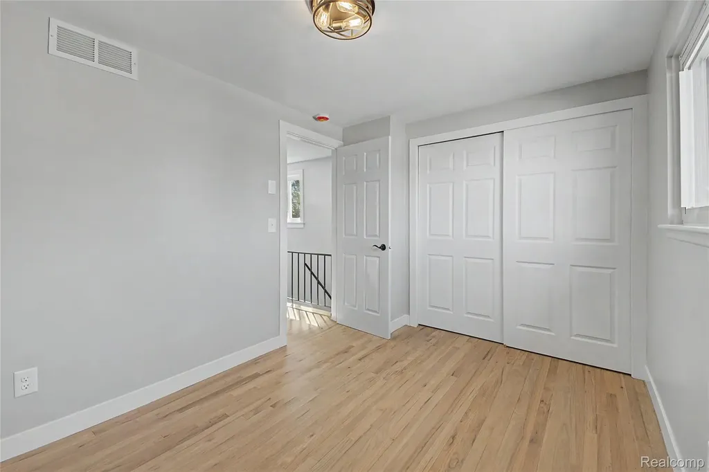 22640 Cedar Court Hazel Park City MI 48030