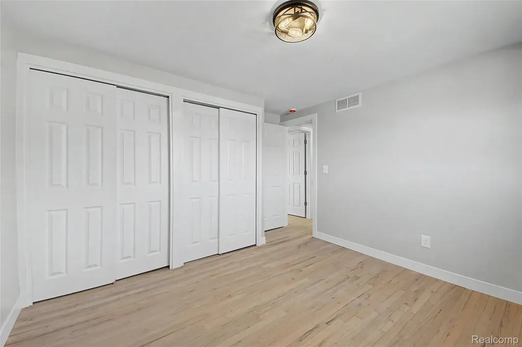 22640 Cedar Court Hazel Park City MI 48030