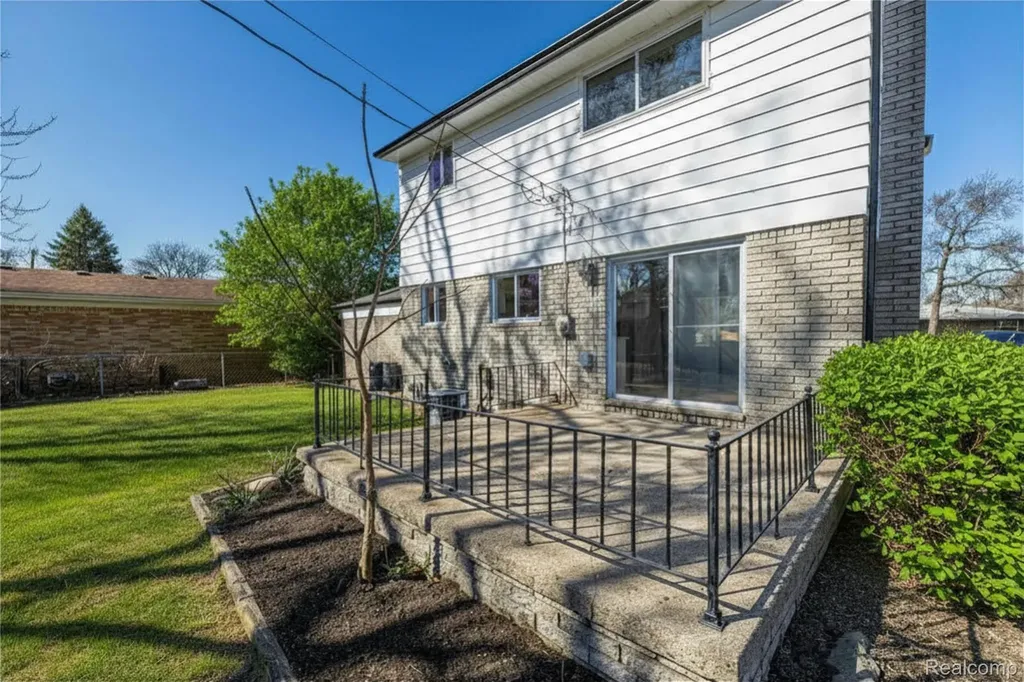 22640 Cedar Court Hazel Park City MI 48030