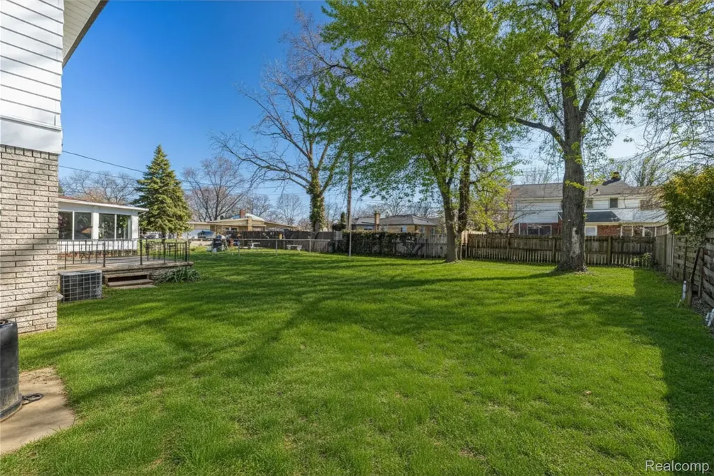 22640 Cedar Court Hazel Park City MI 48030