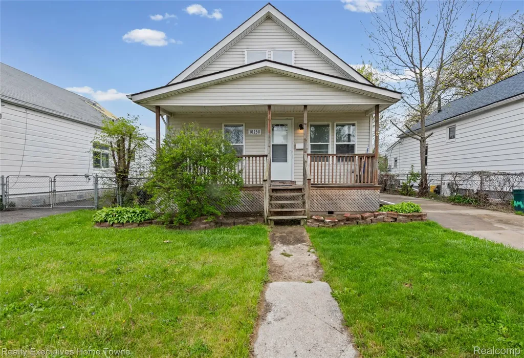 16258 Evergreen Avenue Eastpointe City MI 48021