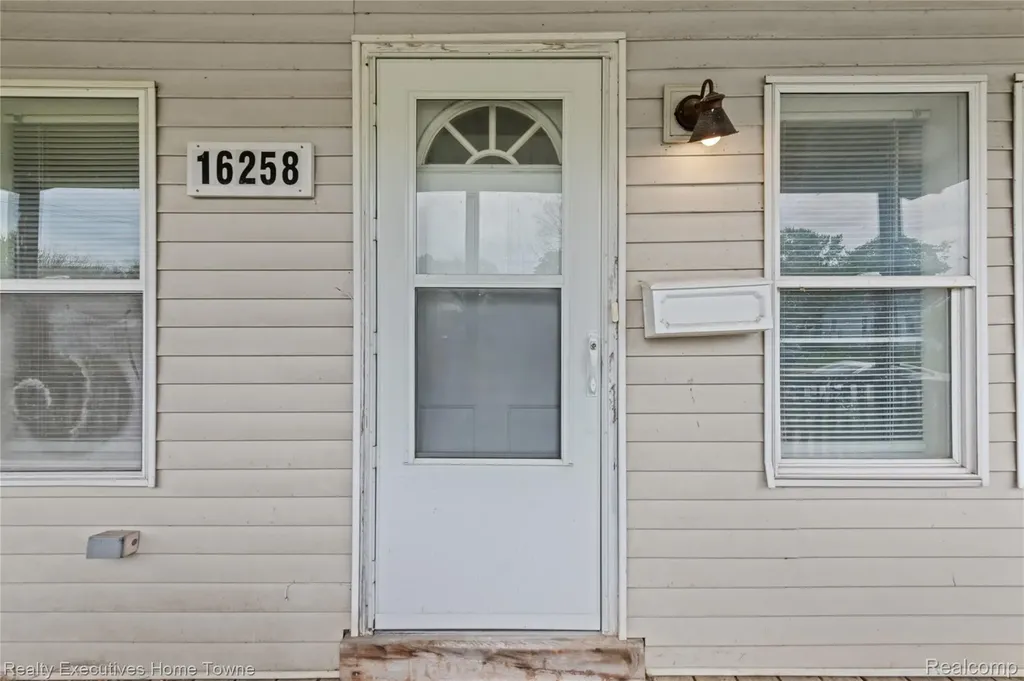 16258 Evergreen Avenue Eastpointe City MI 48021