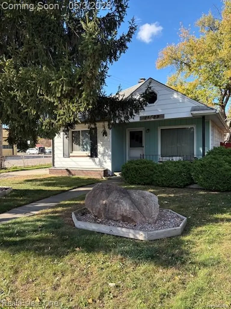 11629 Centralia Redford Charter Township MI 48239