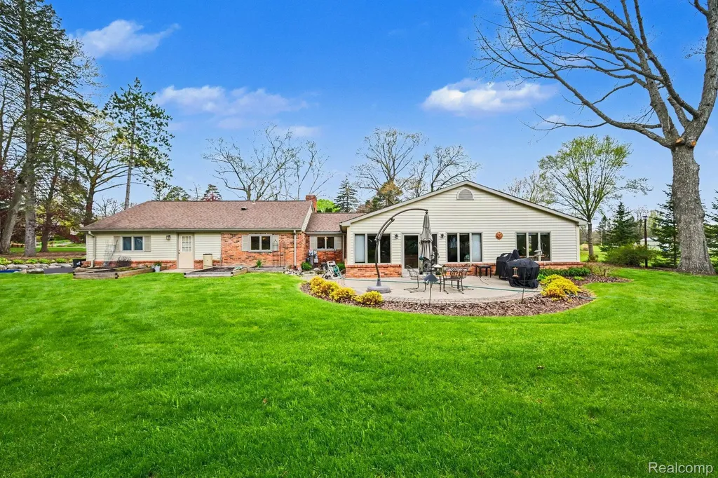 2080 Teggerdine Road White Lake Charter Township MI 48386