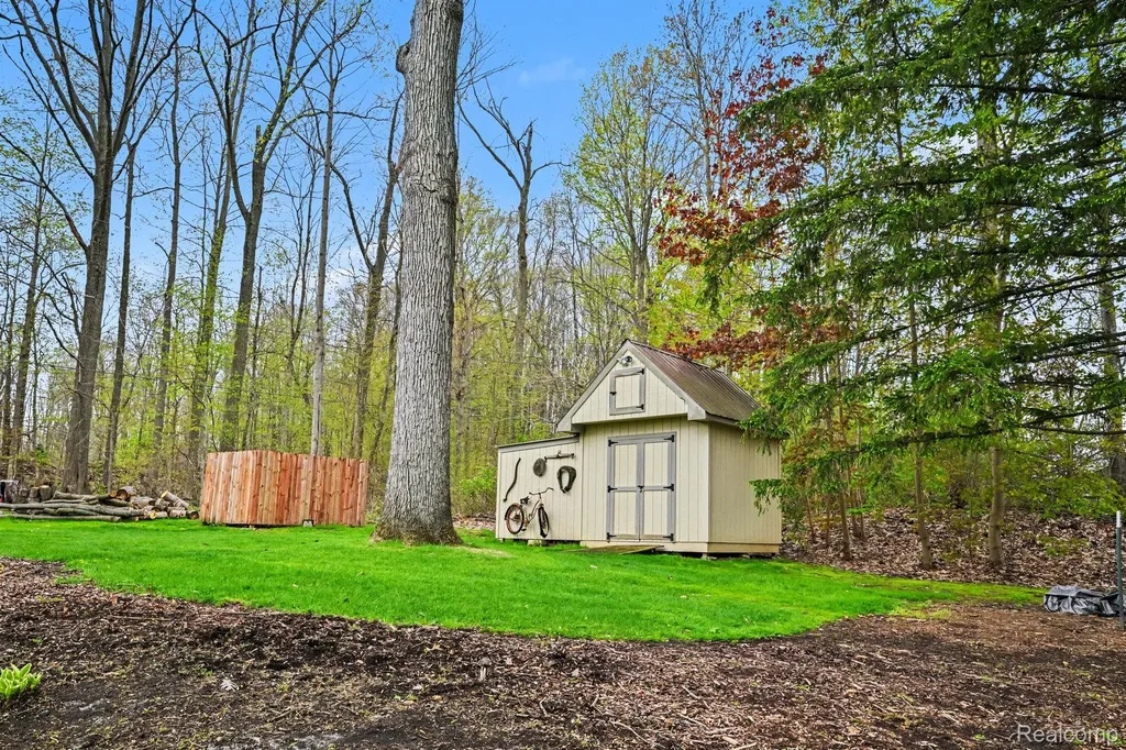 2080 Teggerdine Road White Lake Charter Township MI 48386