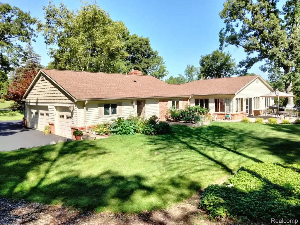 2080 Teggerdine Road White Lake Charter Township MI 48386