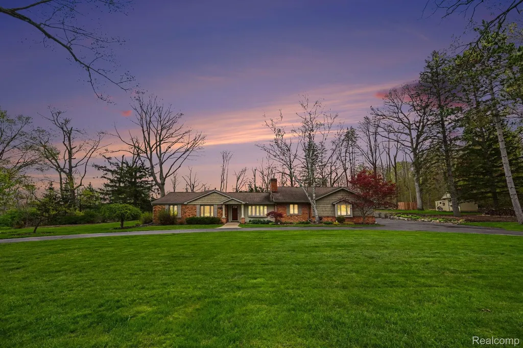 2080 Teggerdine Road White Lake Charter Township MI 48386