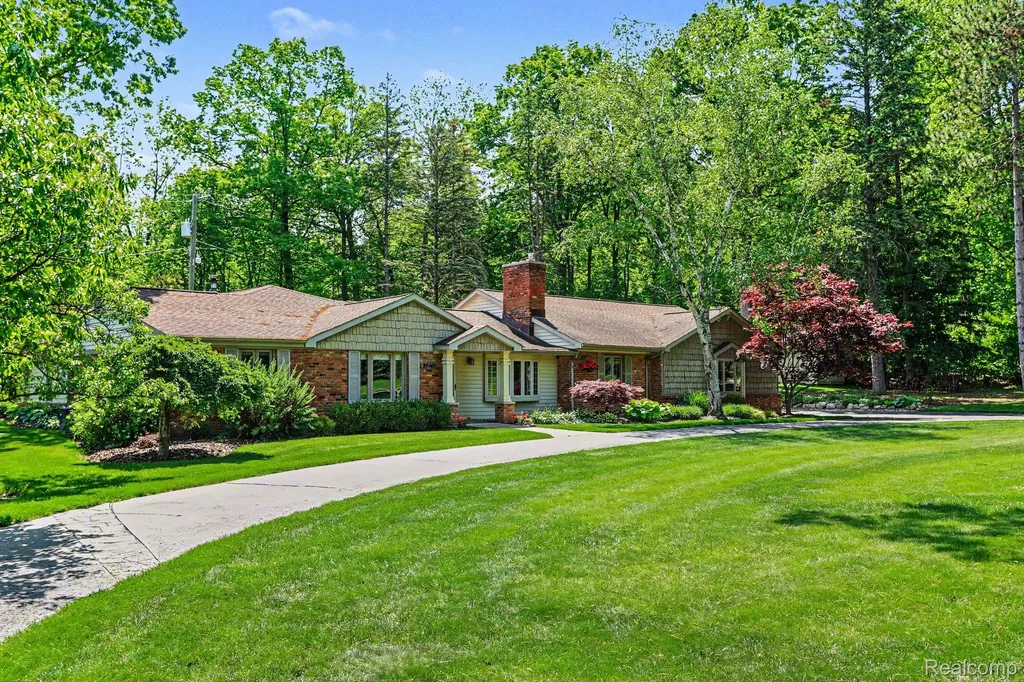 2080 Teggerdine Road White Lake Charter Township MI 48386