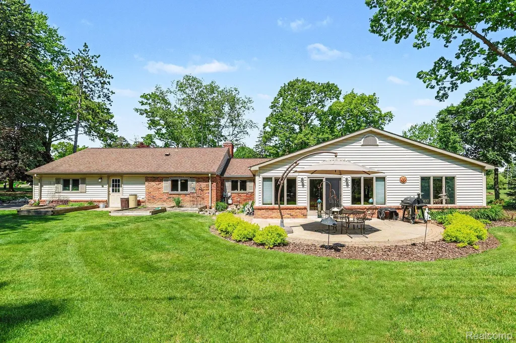 2080 Teggerdine Road White Lake Charter Township MI 48386