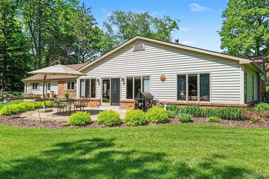 2080 Teggerdine Road White Lake Charter Township MI 48386