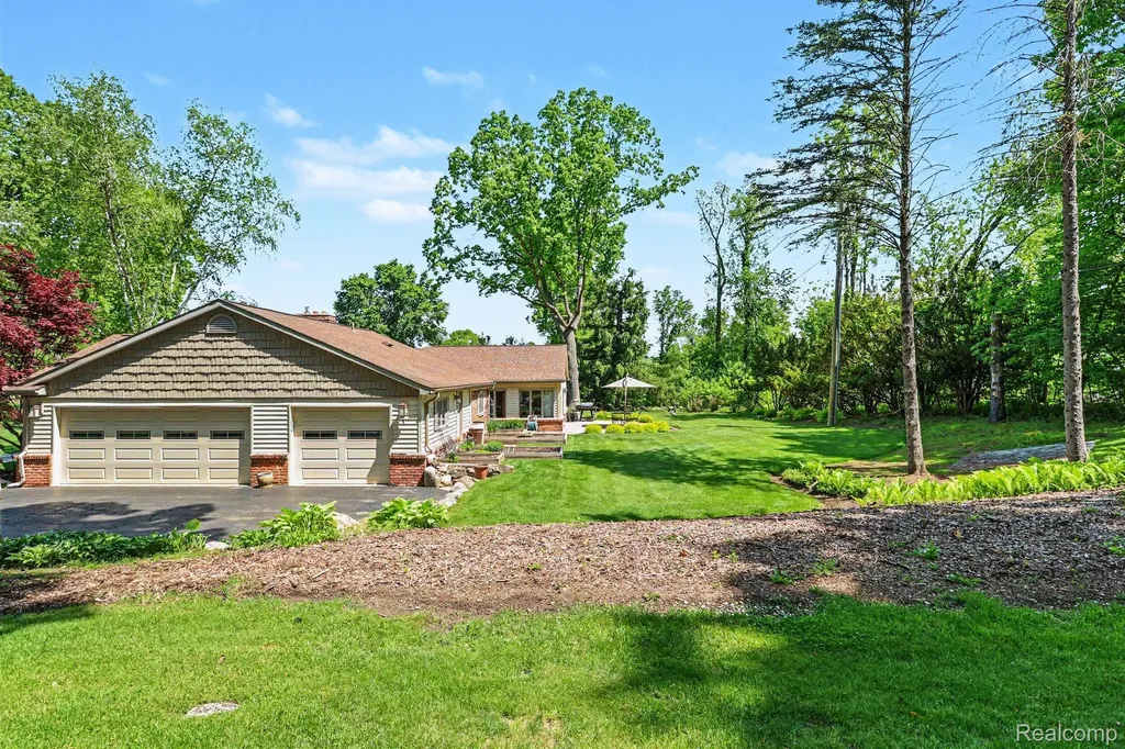 2080 Teggerdine Road White Lake Charter Township MI 48386