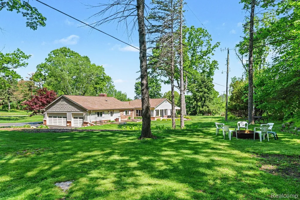 2080 Teggerdine Road White Lake Charter Township MI 48386