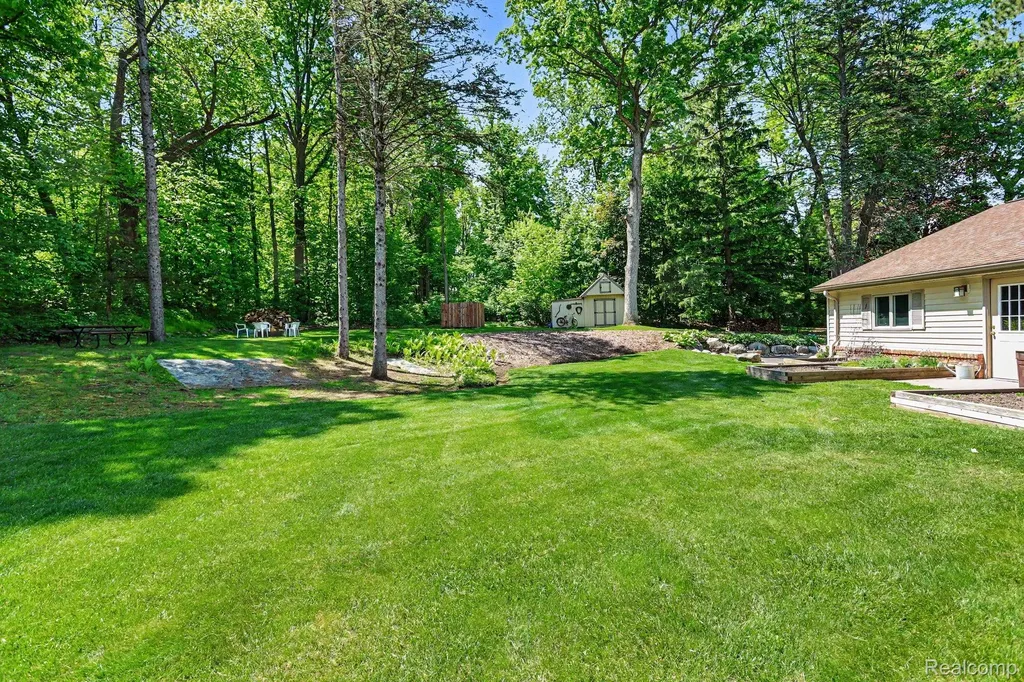 2080 Teggerdine Road White Lake Charter Township MI 48386